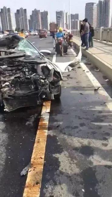 车祸现场视频,车祸现场惊心动魄一幕再现