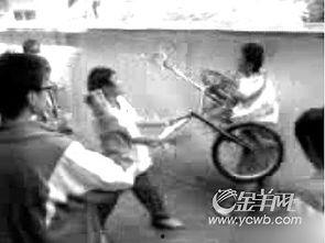 校园暴力视频男生跪地,揭开校园霸凌的残酷真相