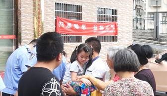 小孩爬窗户掉下去视频