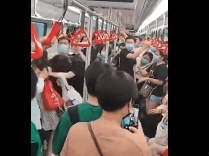 上海地铁女子打架视频,激烈打斗引众目睽睽