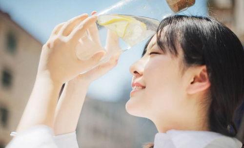 女人亲男人蛋的视频,揭秘女性亲吻男性私处的神秘瞬间