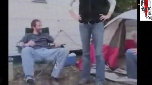 女孩尿裤子视频,女孩不慎尿裤子，温馨画面引网友热议