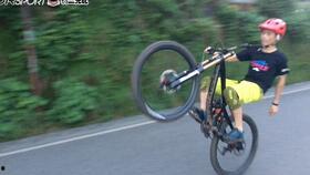 自行车速降视频,自行车狂飙巅峰瞬间