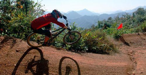 自行车速降视频,自行车狂飙巅峰瞬间