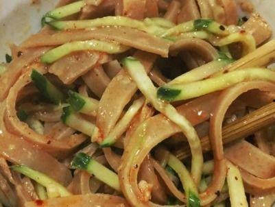 擀面皮的做法视频,轻松学会家常美味