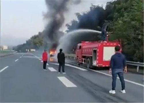 119消防车救火现场视频,火场救援现场直击