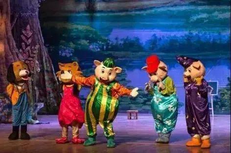 三只小猪童话剧视频,勇敢与智慧的抗争之旅