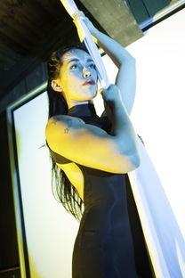 马戏团小丑表演视频,小丑的奇幻表演瞬间